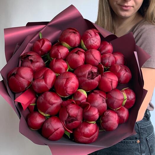 Букет бордовых пионов