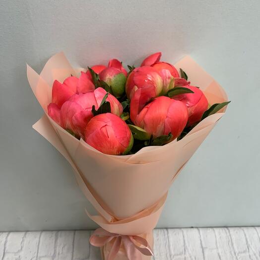 Букет из 9 коралловых пионов