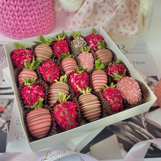 Клубника в Бельгийском шоколаде Callebaut 24-16 шт. Подарочный набор 2002. Leoraflowers