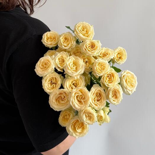 5 rosas de arbusto en un ramo de Kenia