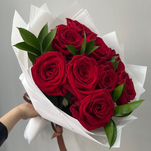 Моно букет из 9 красных роз и рускуса