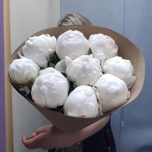 Букет из белоснежных пионов из 9 штучек в крафт упаковке
