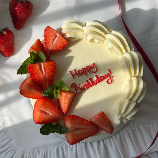 Торт 1 кг «Happy Birthday» со свежей клубникой🍓