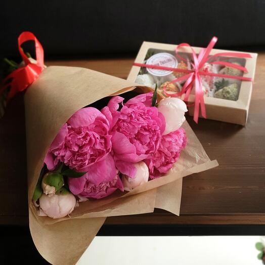 Комбо: пионы и клубника в 🍫 💕