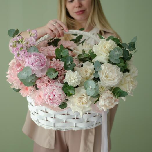 Una delicada canasta de rosas, mattiola, hortensias y peonías