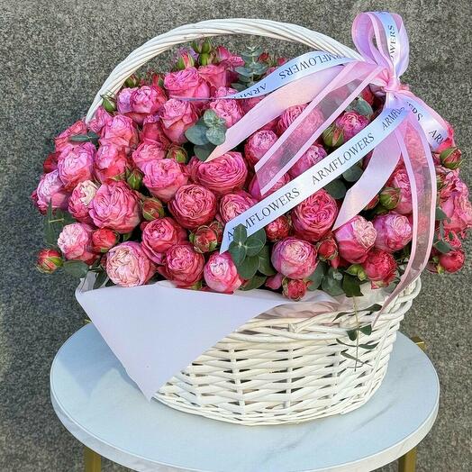 Кустовые пионовидные розы в корзине