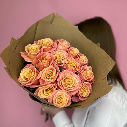 Ramo de 15 rosas de color Rosa melocotón de Miss Piggy