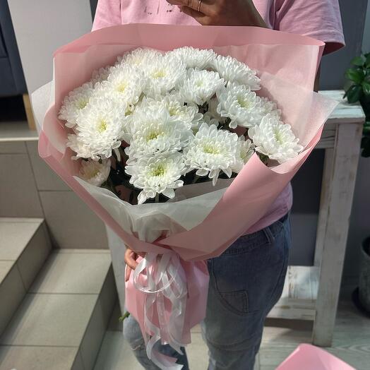 Хорошенький букетик из белых пышных хризантем 😍