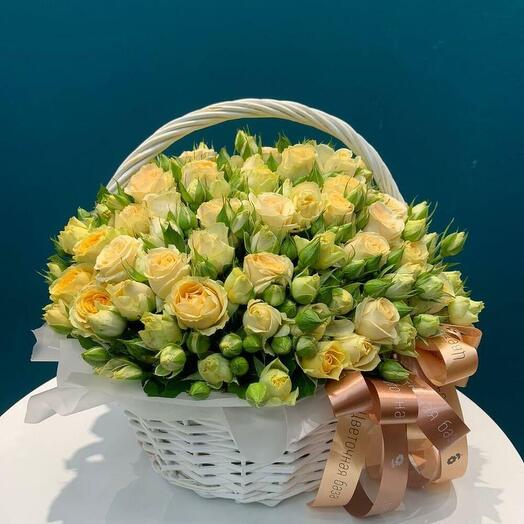 Розы пиононвидные в плетёной корзине