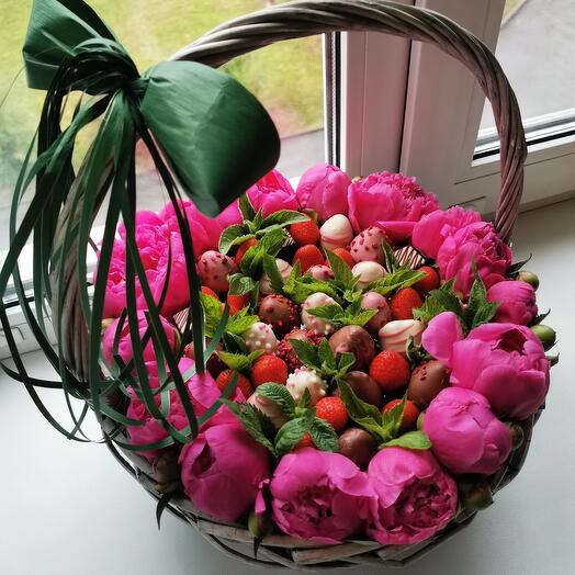 Шикарная корзина с пионами и клубникой