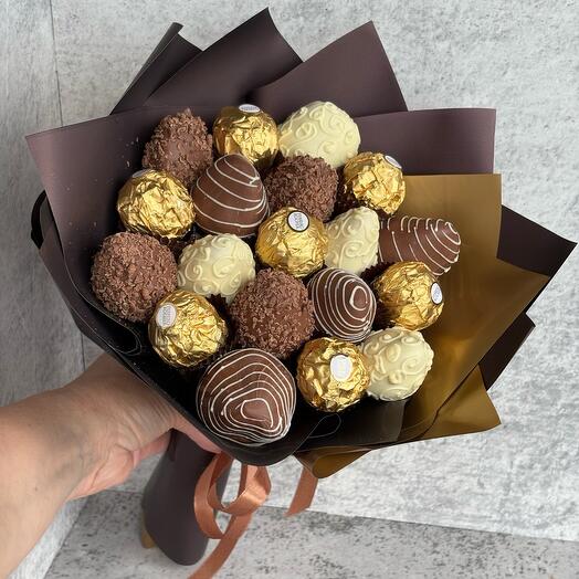 Букет из клубники в белом и молочном бельгийском шоколаде и конфет Ferrero