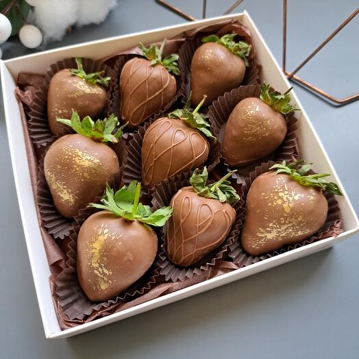 Клубника в молочном шоколаде 9 шт
