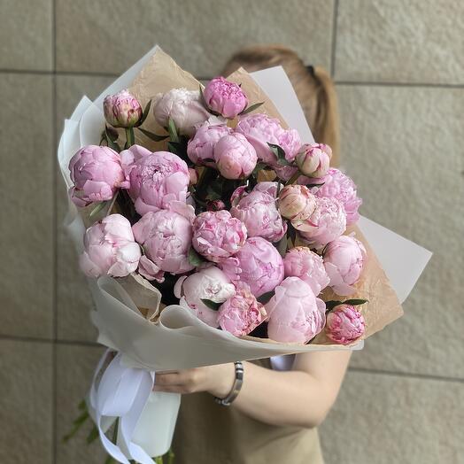 23 розовых пиона в упаковке. Букет для мамы