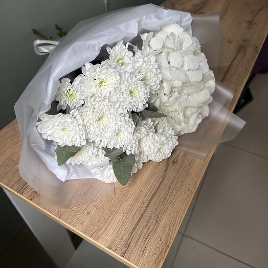 Белоснежный букет с хризантемой и гортензией