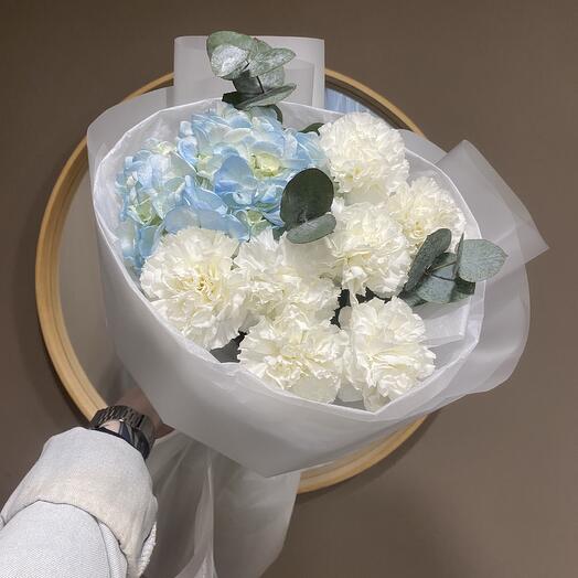 Нежная гортензия и белоснежные диантусы