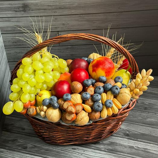 Корзинка с фруктами и орехами