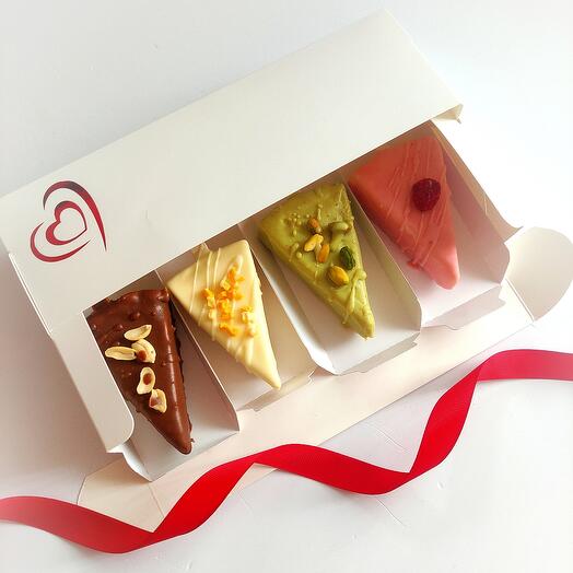 Portioned cheesecake in chocolate