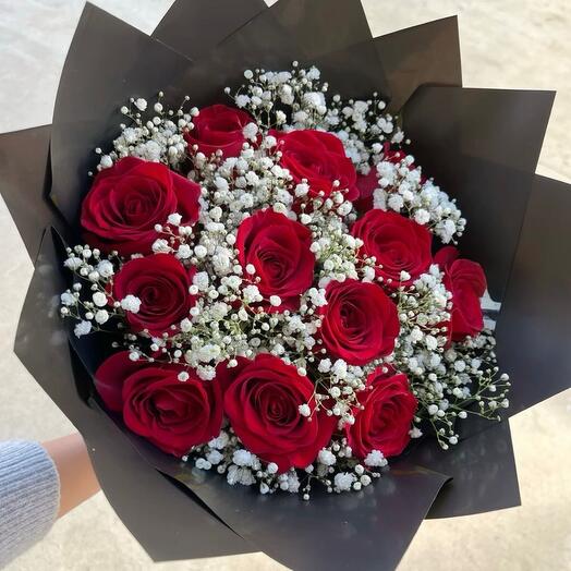 Букет из роз и гипсофил «Радость момента»