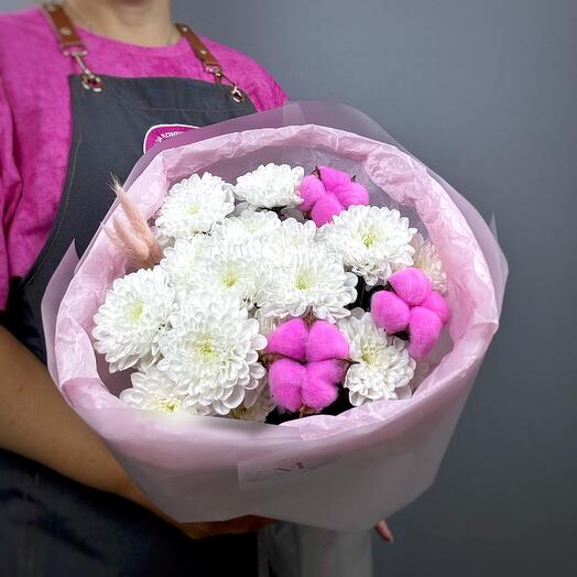 Розовый букет - комплимент с кустовыми хризантемами и хлопком