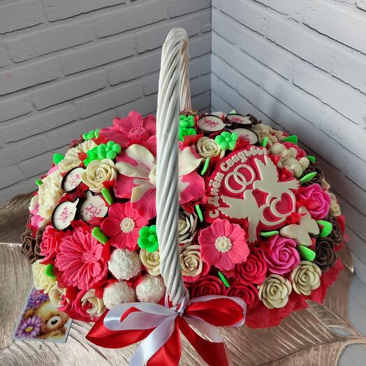 Шоколадная корзинка "с днем свадьбы "