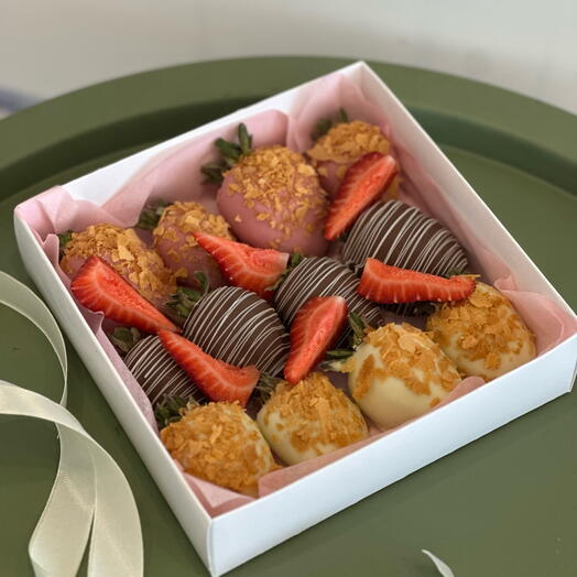 9 pcs box of Strawberry in chocolate / fragole ricoperte di cioccolato 9 pezzi