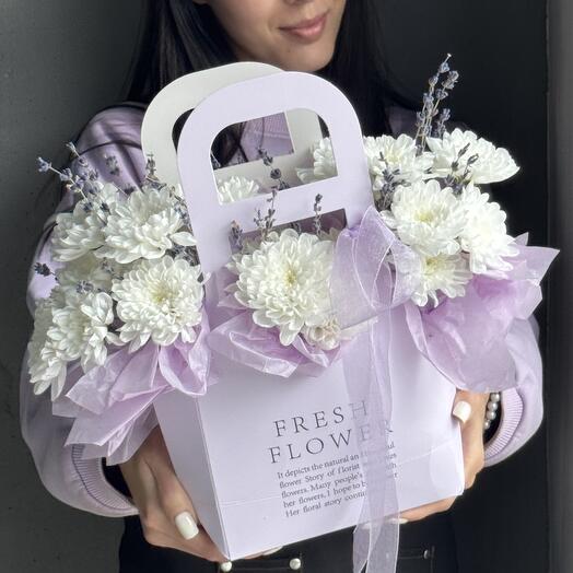 Композиция из ароматной лаванды и кустовой хризантемы