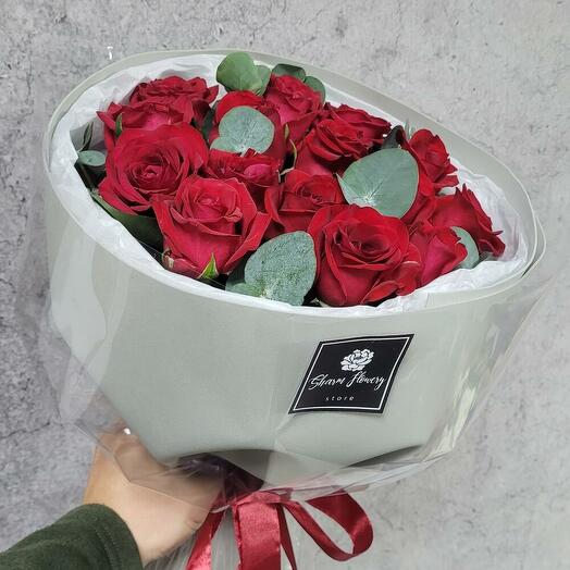 15  роз с эвкалиптом