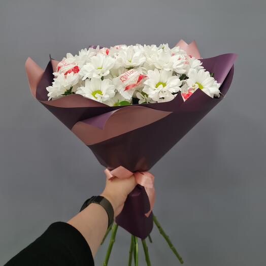 Конфеты и ромашковая хризантема