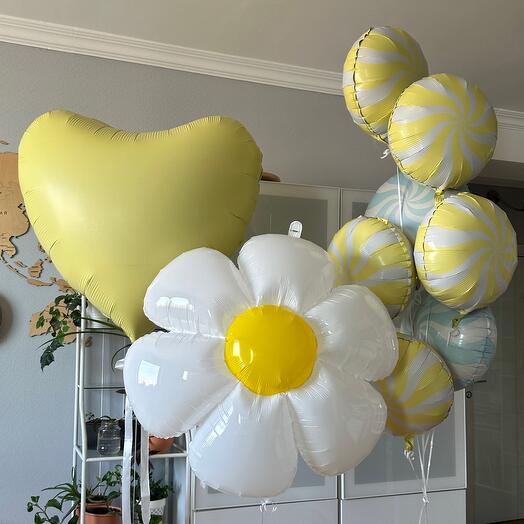 Delicate birthday gift set "balls with a heart and a daisy"