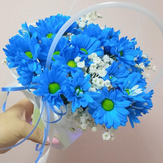 Синие ромашки с белой гипсофилой в сумочке