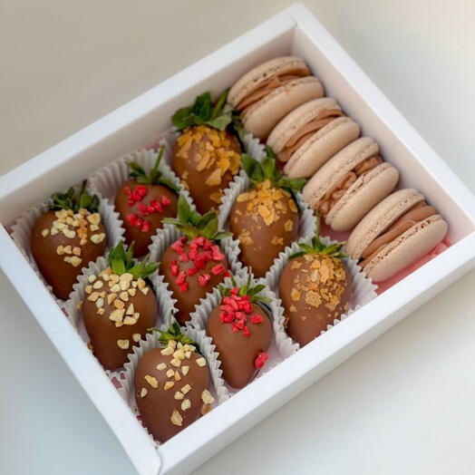 Клубника в шоколаде + macaron