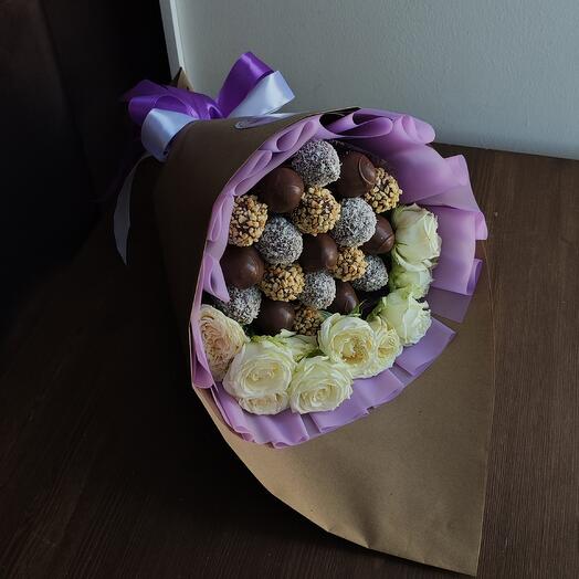 Fresas cubiertas de chocolate y rosa de arbusto