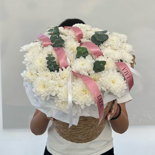 Композиция из хризантем и эвкалипт