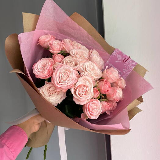 Букет из кустовых пионовидных роз