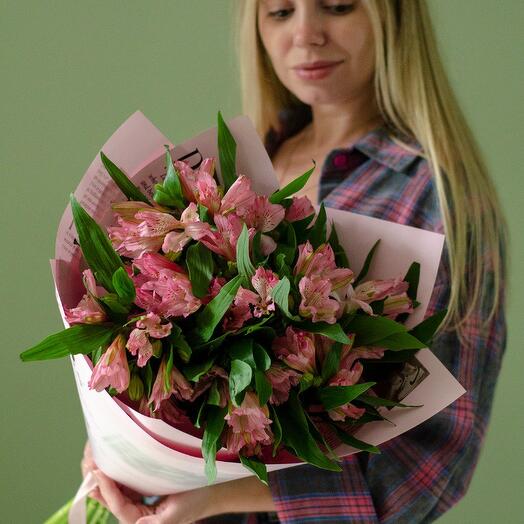 Alstroemeria rosa en el embalaje del periódico