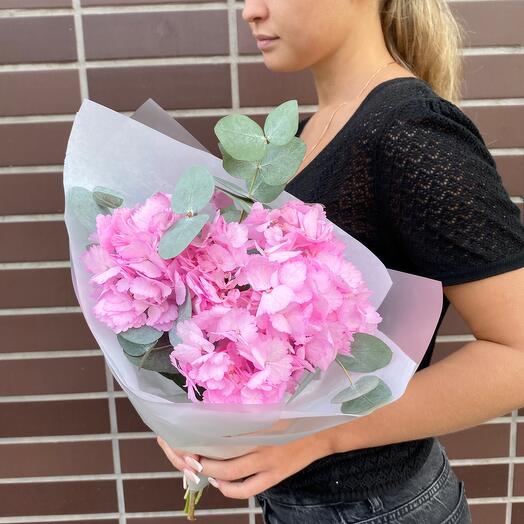 Букет-комплимент с розовой гортензией и эвкалиптом