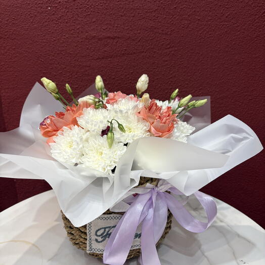 Нежная красивая композиция в корзине