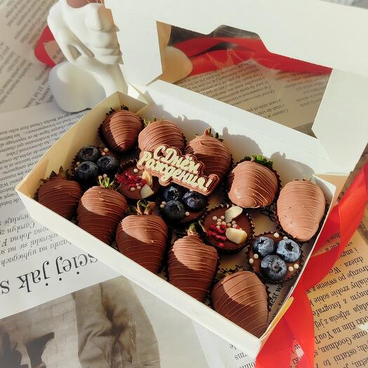 Клубника в шоколаде и конфеты happy birthday