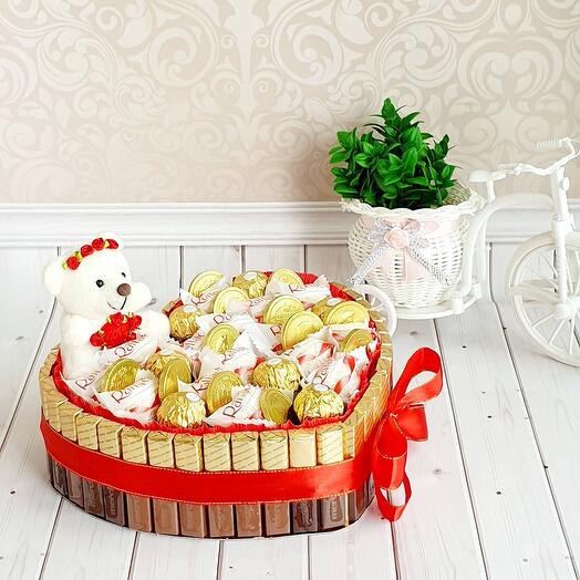Торт сердце из конфет и шоколадок