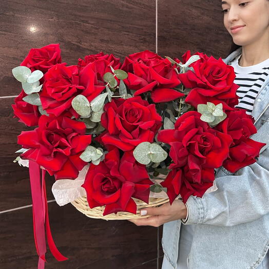 Композиция из красных французских роз и ароматного эвкалипта в корзине
