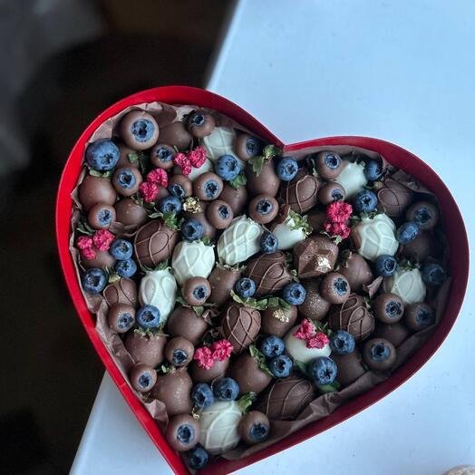Сердце из клубники в шоколаде