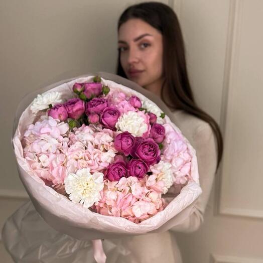 Авторский букет с кустовыми розами,гортензиями и диантусами 271