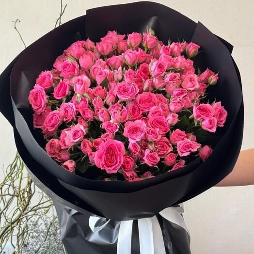 Букет кустовых роз в чёрной упаковке ❣️
