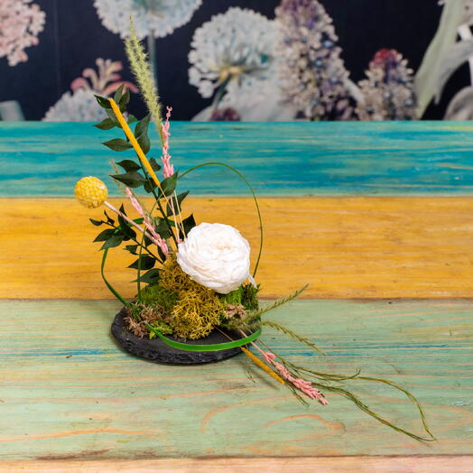 Ikebana eterno con rosa inglesa en laja de pizarra