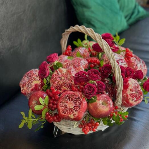 Корзина из граната и кустовой розы