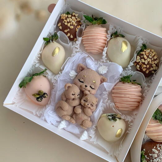 Клубника день мамы с фигуркой котят