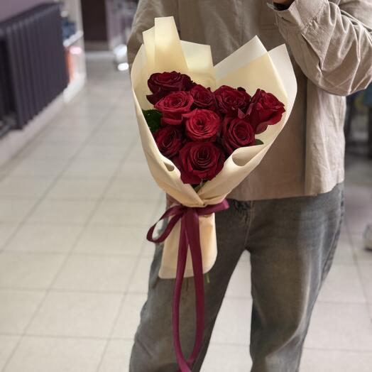 Стильный букет из 9 роз в оформлении