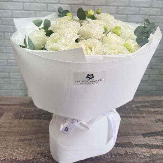 Изящный букет из эустомы и розочек