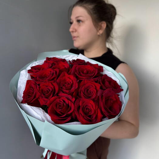 Яркий  букет из 15 красных роз