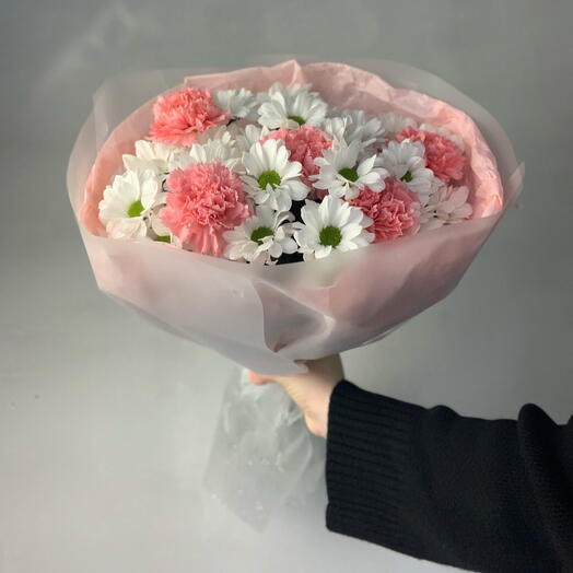 Букет из хризантем и диантусов